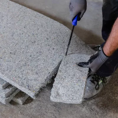 Découpe de panneau en ouate de celullose SOPREMA PAVACELL P au couteau