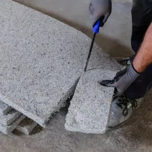 Découpe de panneau de ouate de cellulose